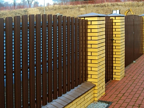Забор из евроштакетника с кирпичными столбами купить Москва
